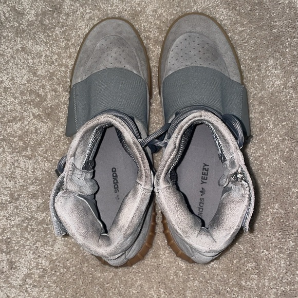 Men's Yeezy Gray High-Top Sneakers - Picture 4 of 6